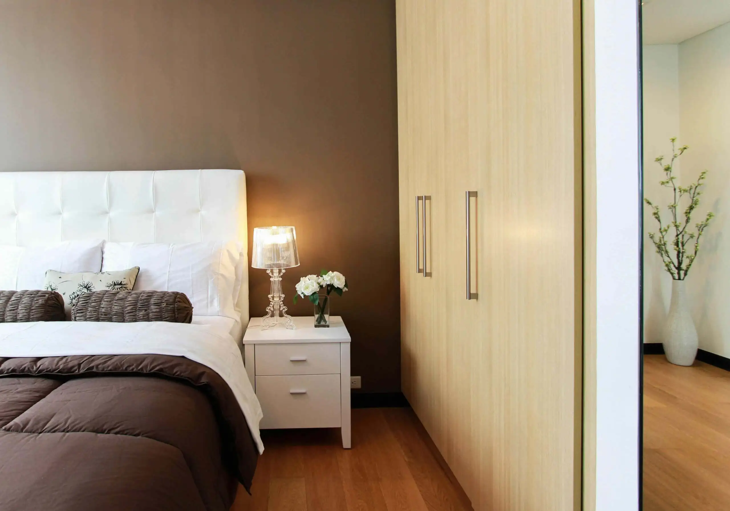 How-to-create-a-cosy-bedroom-styling-inspo-scaled